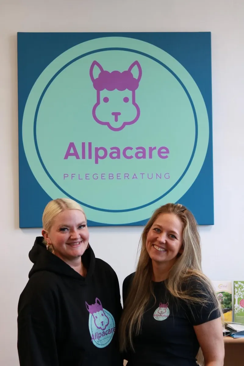 Jenny Gerigk und Svenja Schäfer von Allpacare im Büro in Dortmund-Huckarde
