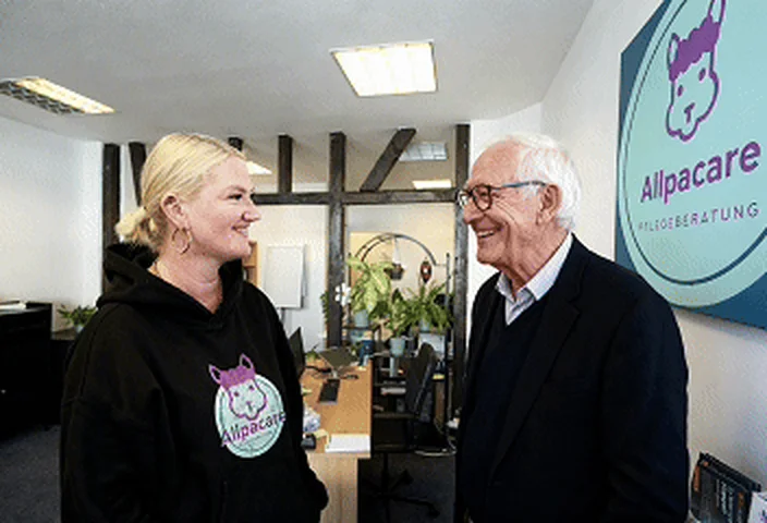 Svenja Schäfer von Allpacare im Beratungsgespräch mit einem älteren Herrn